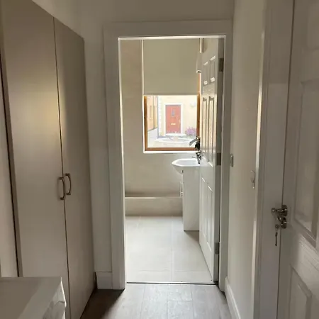 Modern In Town Centre Sleeps 4 Clifden
