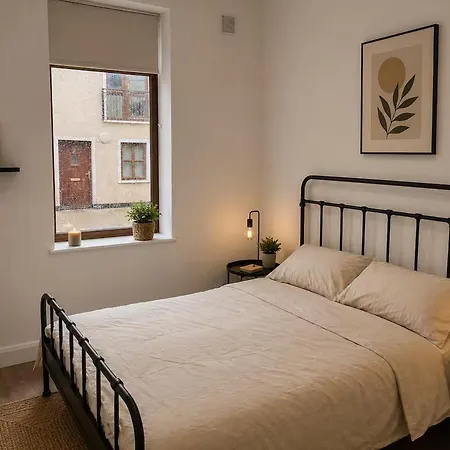 Modern In Town Centre Sleeps 4 Clifden