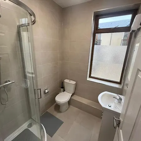 Modern In Town Centre Sleeps 4