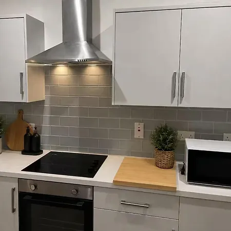 Modern In Town Centre Sleeps 4 Apartment *