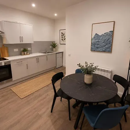 Modern In Town Centre Sleeps 4 *
