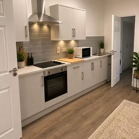 Modern In Town Centre Sleeps 4 Apartment *